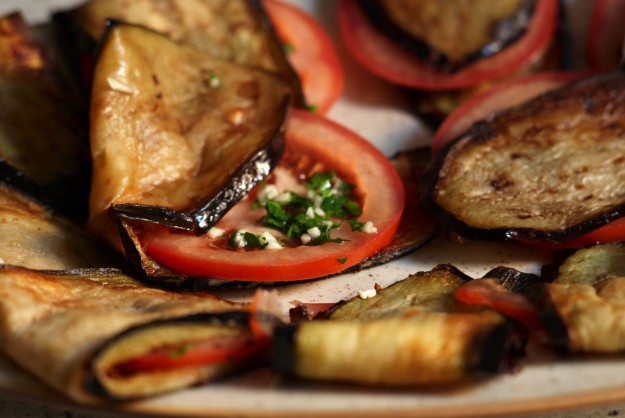 montaditos de berenjena y tomate