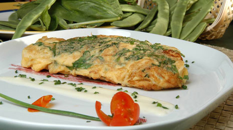 omelette;kidney beans;green beans;vegetables;chives;chives branches;onion;onions;spinachs;eggs;pepper;spices;cheese;Gruyre cheese;Gruyre;milk;sauce;chives and cheese sauce;small tomatoes;cherry tomato;cherry tomato;cherry tomatoes;cherry tomatoes;atrez